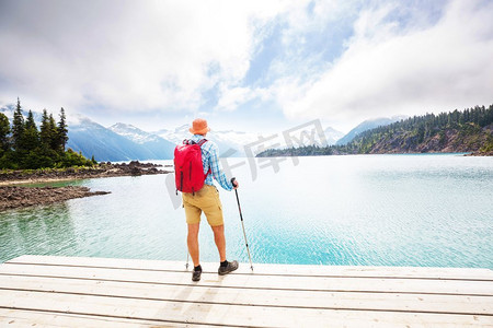 徒步前往加拿大不列颠哥伦比亚省惠斯勒附近风景如画的加里波第湖绿松石水域。不列颠哥伦比亚省非常受欢迎的徒步旅行目的地。