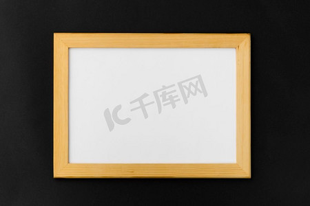 好评返现模板摄影照片_信息概念—白板在黑色背景的木框架。白板在木框架在黑色背景