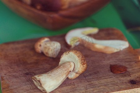 可食用的摄影照片_秋天厨房里有可食用的蘑菇。