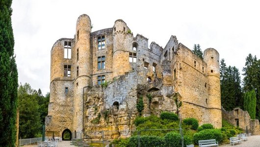 镇摄影照片_古老的城堡废墟，古老的石头建筑，一般的看法，欧洲。传统的欧洲建筑，著名的旅游和旅行场所 