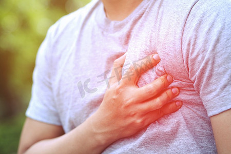 一名男子胸痛--在户外心脏病发作。或者剧烈运动会导致身体受到心脏病的惊吓。红色圆圈强调疼痛。健康理念。