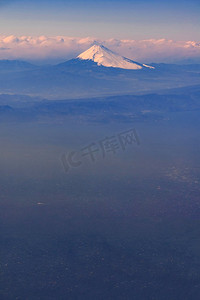 俯瞰富士山，富士山，日本的标志性山峰。在飞越日本静冈富士市时从飞机上起飞，