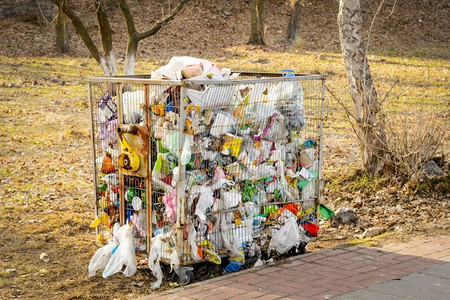 装满垃圾的金属垃圾箱，在该国的户外
