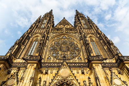 圣维特大教堂正面，布拉格，捷克共和国，底视图。欧洲小镇，著名的旅游和旅游地