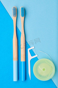牙刷和口腔护理工具放在蓝色背景上方，俯视复印空间平放。牙齿护理、牙齿卫生和健康理念。