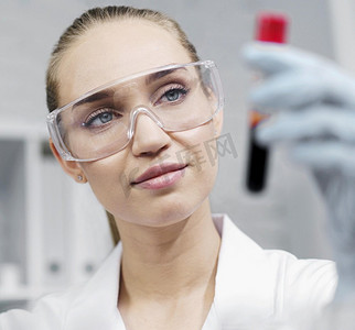 带试管安全眼镜的研究人员实验室