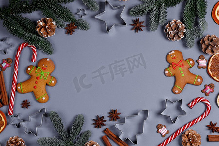 圣诞食品架。姜饼饼干，香料和装饰品在灰色背景和复制空间。圣诞食品架