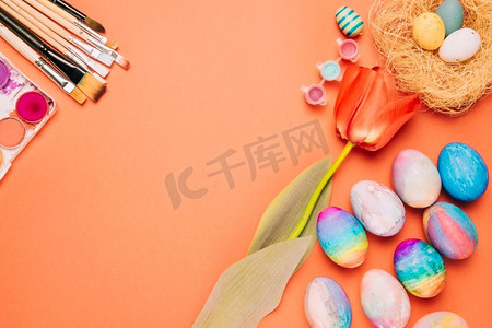 郁金香花摄影照片_郁金香花画笔五颜六色的复活节彩蛋巢橙色背景