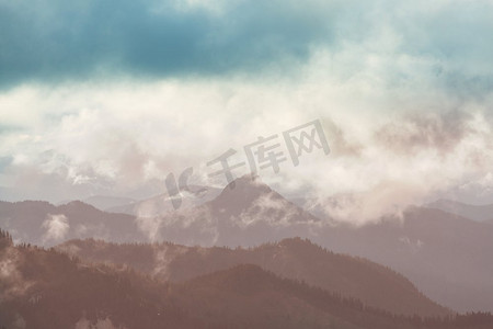 美国华盛顿州北喀斯喀特山脉美丽的山峰