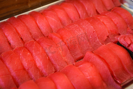 日本料理寿司金枪鱼与紫菜在餐厅/生鱼片生金枪鱼菜单设置日本料理在托盘上的新鲜成分，选择性焦点