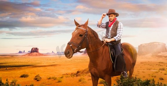牛仔骑着马在沙漠山谷，西部。复古男子骑马，野生西部冒险 