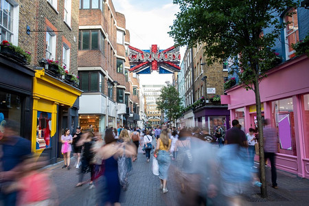 卡纳比街在伦敦英国与运动模糊购物者