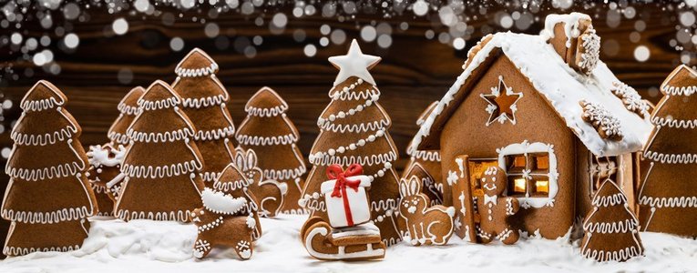树木房子人摄影照片_姜饼屋圣诞节冷杉树和礼品饼干冬季节日庆祝概念。姜饼屋和树木