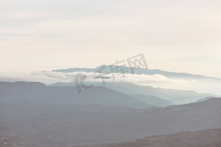 山剪影在塞浦路斯在薄雾的早晨