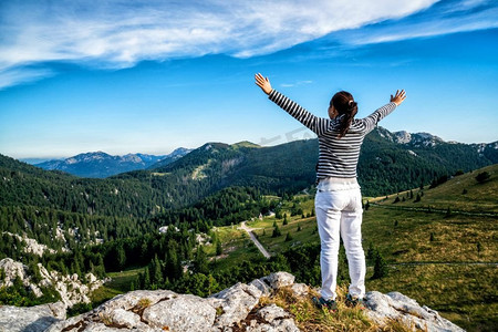 年轻的女旅行者和探险家在森林和山区自然景观中旅行，徒步穿越克罗地亚的Zavizan Gora。