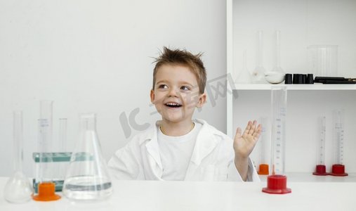 快乐男孩科学家实验室与试管