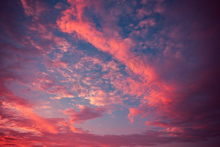 戏剧性的天空红云惊人的彩色紫色云彩日落五颜六色的自然与蓝天背景 