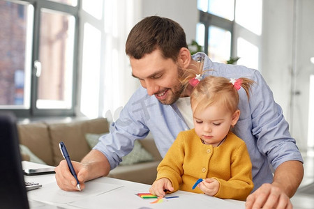 多任务处理，自由职业者和父亲的概念—工作的父亲与婴儿女儿在家庭办公室。工作父亲与婴儿女儿在家庭办公室