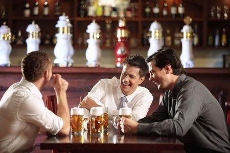喝的男人摄影照片_酒吧里有三个穿衬衫的男人