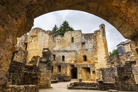 建筑欧式摄影照片_古老的城堡废墟，古老的石头建筑，欧洲。传统的欧洲建筑，著名的旅游和旅游场所