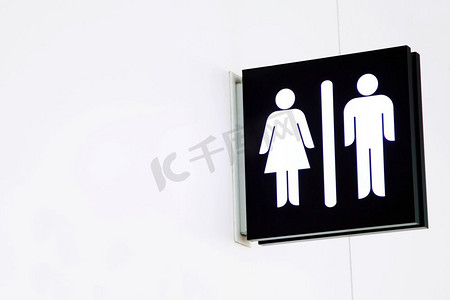 卫生厕所摄影照片_厕所标志图标设置。男人和女人厕所标志为洗手间在白色墙壁背景。留下空间写一个消息。卫生间概念