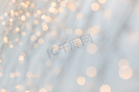节日，照明和装饰概念-灰色背景下的圣诞花环灯饰。灰色背景上的圣诞花环彩灯