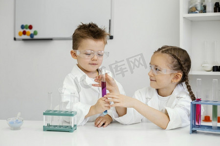 女孩科学家做实验室与试管