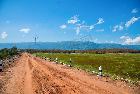 农业农村的土路砾石上山的蓝天背景