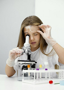 女孩科学家使用显微镜
