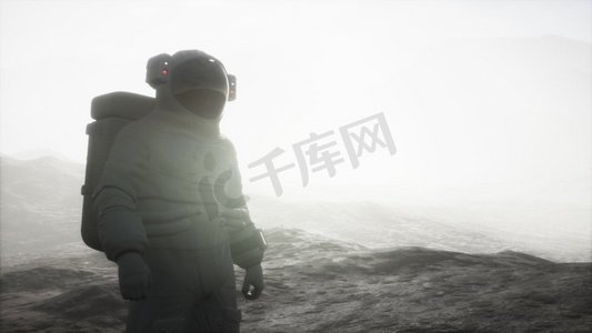 宇航员在另一个有灰尘和雾的星球上