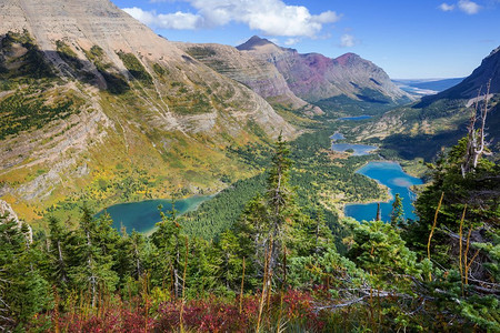 绿色山峰摄影照片_美国蒙大拿州冰川国家公园风景如画的岩石山峰