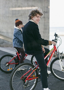 男孩户外城市与他们的自行车