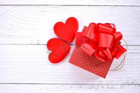 礼品盒装饰与红心在白色木情人节背景，顶视图复制空间