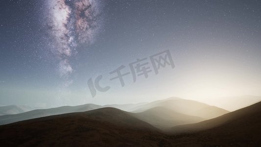 沙漠山脉上空的银河星