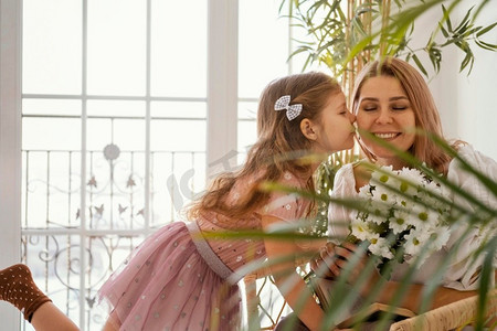 小女孩惊喜她的母亲与花束春花