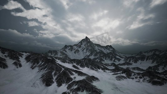 意大利多洛米蒂山脉的高海拔山峰和云层。高海拔山峰和云层