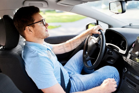 交通、车辆和人的概念-戴眼镜的人或司机在夏天开车。戴眼镜的男人或司机在夏天开车