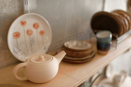 陶器作坊架子上的泥盘，没人。手工餐具成型，传统爱好，器皿制作