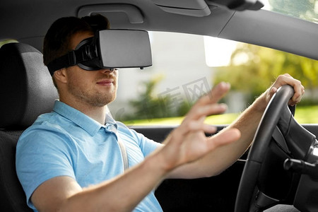 虚拟现实、技术和驾驶概念--人或司机在车里戴VR眼镜。戴着VR眼镜开车的男人或司机
