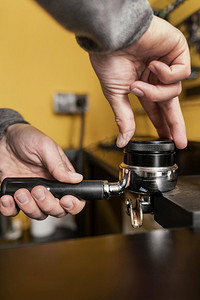 男性咖啡师使用专业咖啡机杯