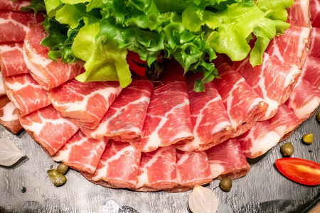 各种冷盘，猪肉和牛肉萨拉米香肠，用于自助餐线沙拉站