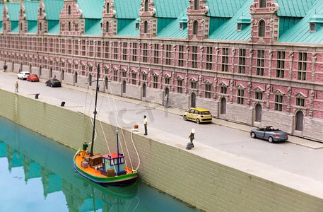 对象立体摄影照片_船在城市河码头，微型场景户外，欧洲。微型人物与高detaling对象，现实的立体模型
