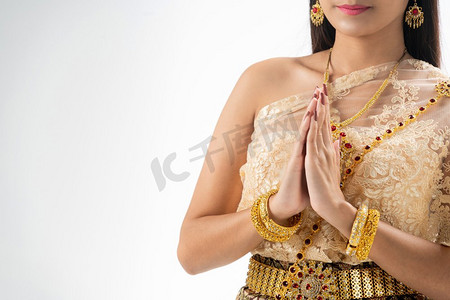 美丽的泰国妇女肖像穿着传统的泰国服装在白色背景下。泰国文化理念。