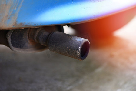 车排气摄影照片_排气管在旧车关闭/汽车污染概念