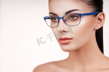 戴眼镜的长睫毛的女人。视力矫正。视力不好。壮观的画面。化妆品化妆品美容近点，宏观