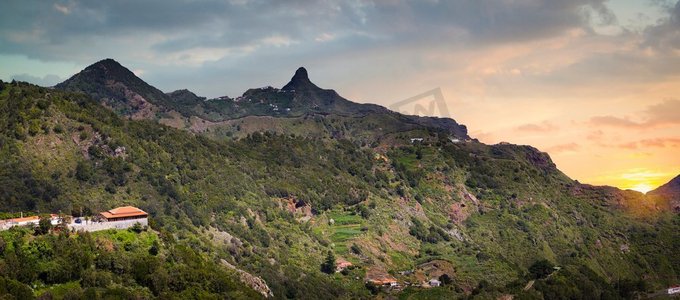 在热带岛屿特内里费岛，加那利岛的山风景在西班牙。 