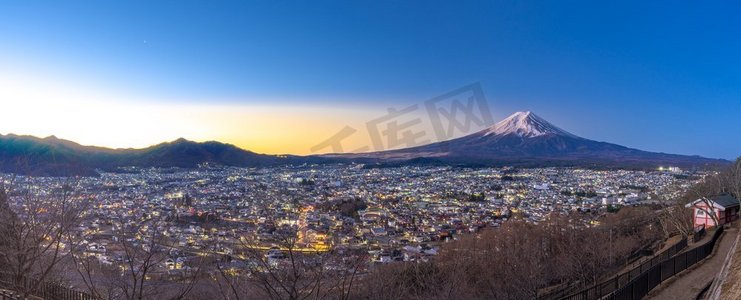富士山和富士吉田镇日出全景，