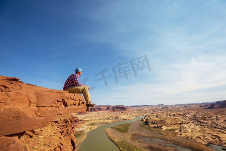 山上悬崖上的人。徒步旅行的场景。