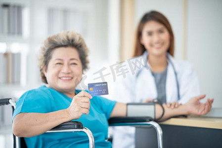病人出示信用卡就医。