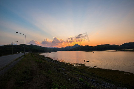 暮色天空河流落日蓝橙色风景湖泊晚间云和剪影群山背景